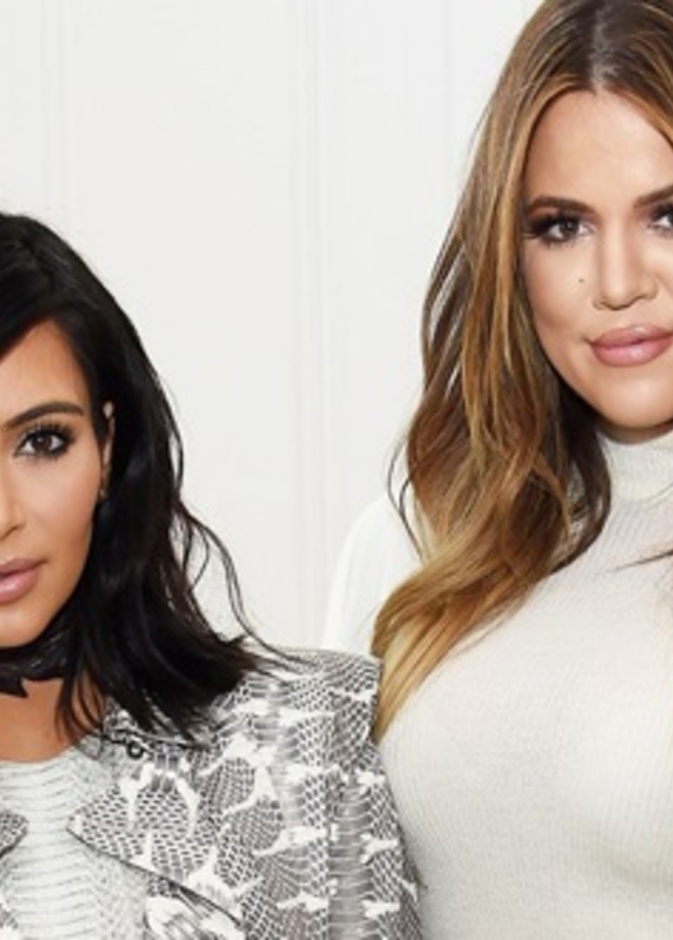 كيم كارداشيان وكلوي شقيقتها