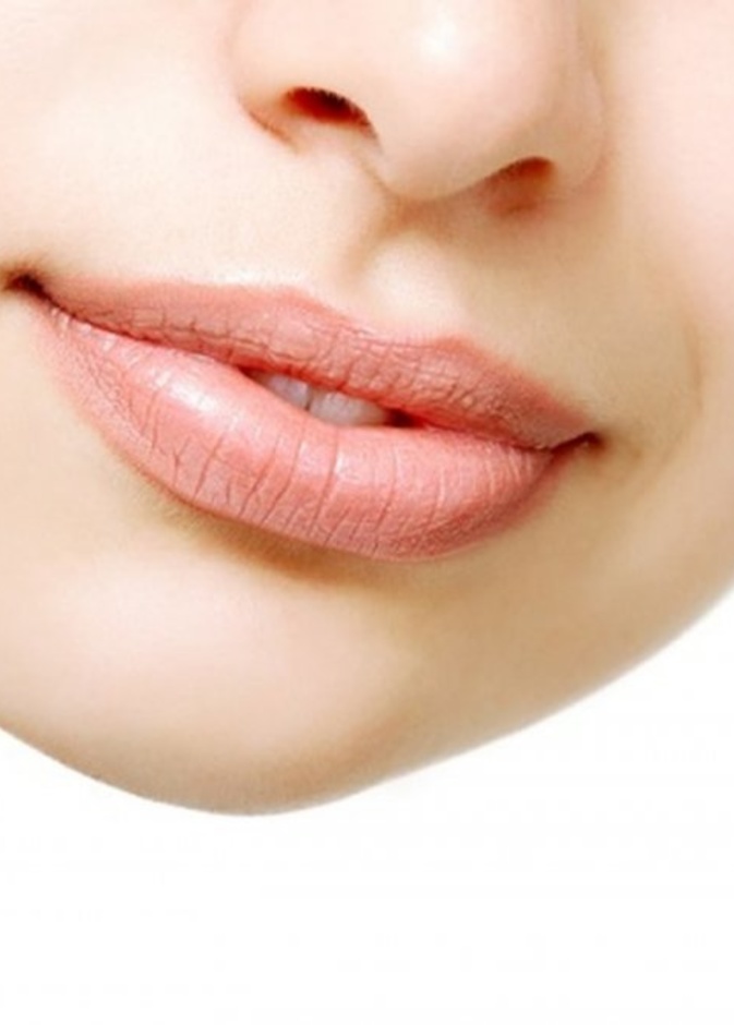 طبقي خلطة الليمون وزيت اللوز الحلو لتحصلي على شفايف وردية