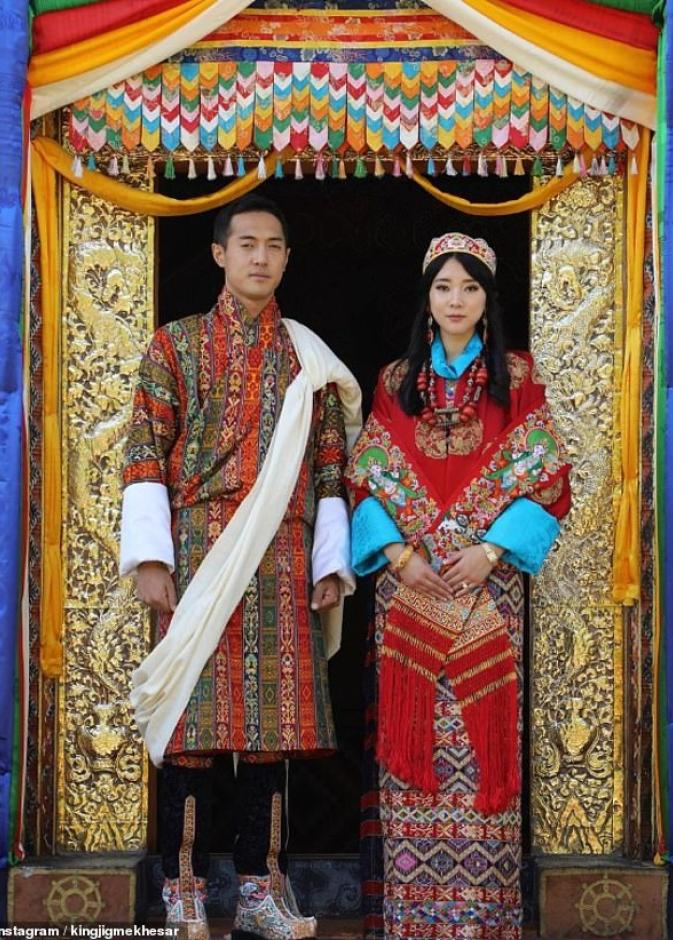 صورة العروسين الأميرة يوفيلما و عريسها داشو من حساب الملك جيغمي خيسار الذي اعلن عن خبر حفل الزفاف السري