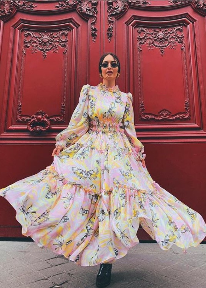 إطلالة ساحرة من تصميم Ralph and Russo بفستان مزيّن بالنقشات