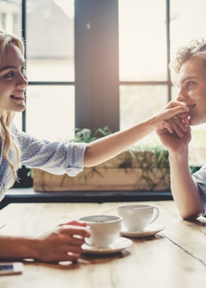 10 تصرفات تفضح إعجاب الرجل بالمرأة