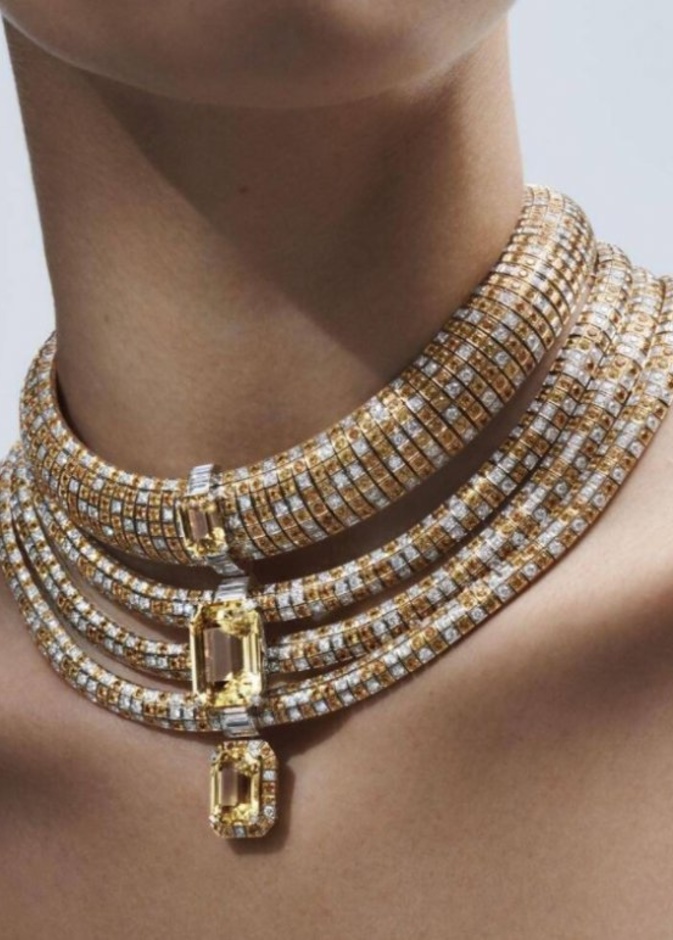 عقد من الياقوت الأصفر وعقيق سبيسارتيت من لويس فيتون مجموعة  Stellar Times 