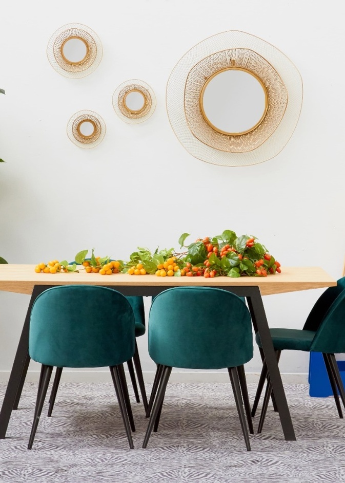 المخمل بلونه الزيتي الأنيق في تصميم كراسي غرفة الطعام