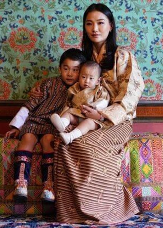 صور رسمية جديدة للعائلة المالكة في بوتان تضمنت صور لملك بوتان وزوجته