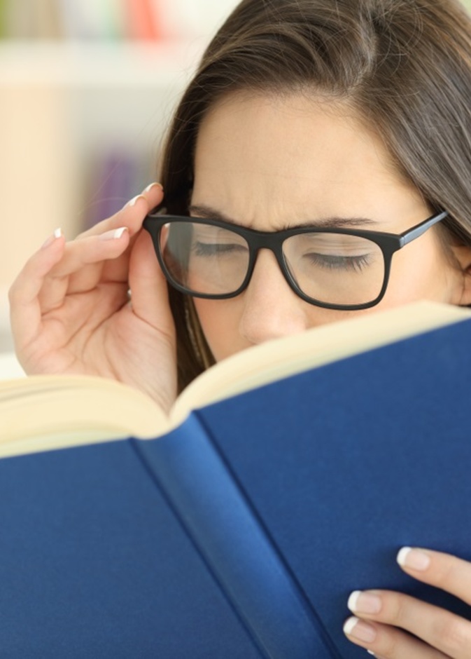 صعوبة التركيز على الاشياء القريبة من علامات طول النظر الشيخوخي
