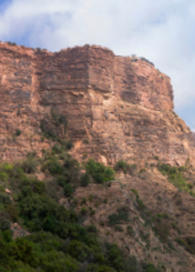 جبال شاهقة يكسوها اللون الأخضر في مشهد بديع 