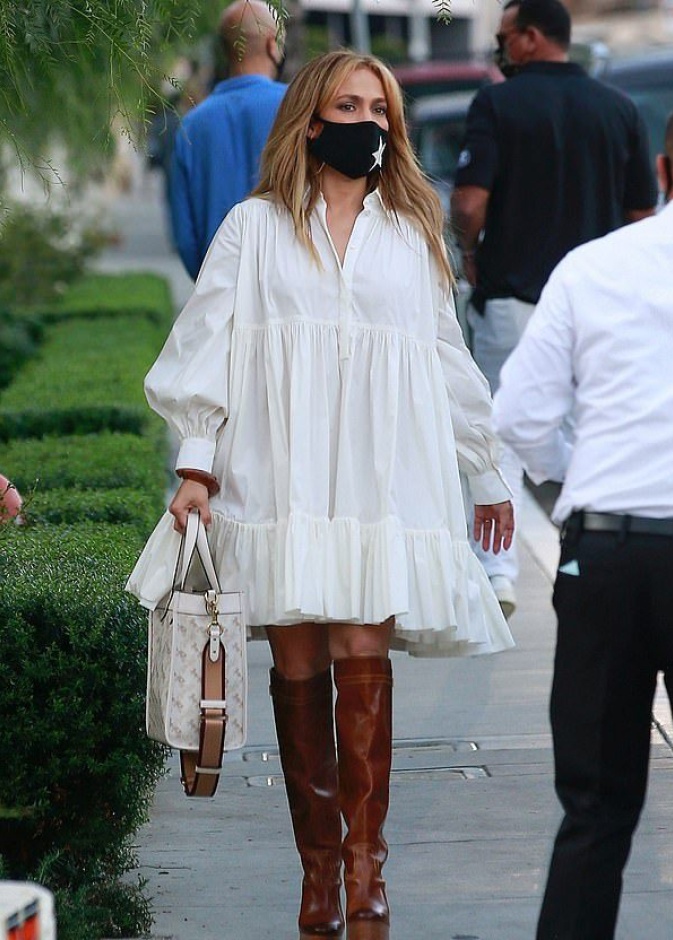 خطفت جينيفر لوبيز الأنظار بفستان أبيض تميّز بأسلوبه البوهيميّ