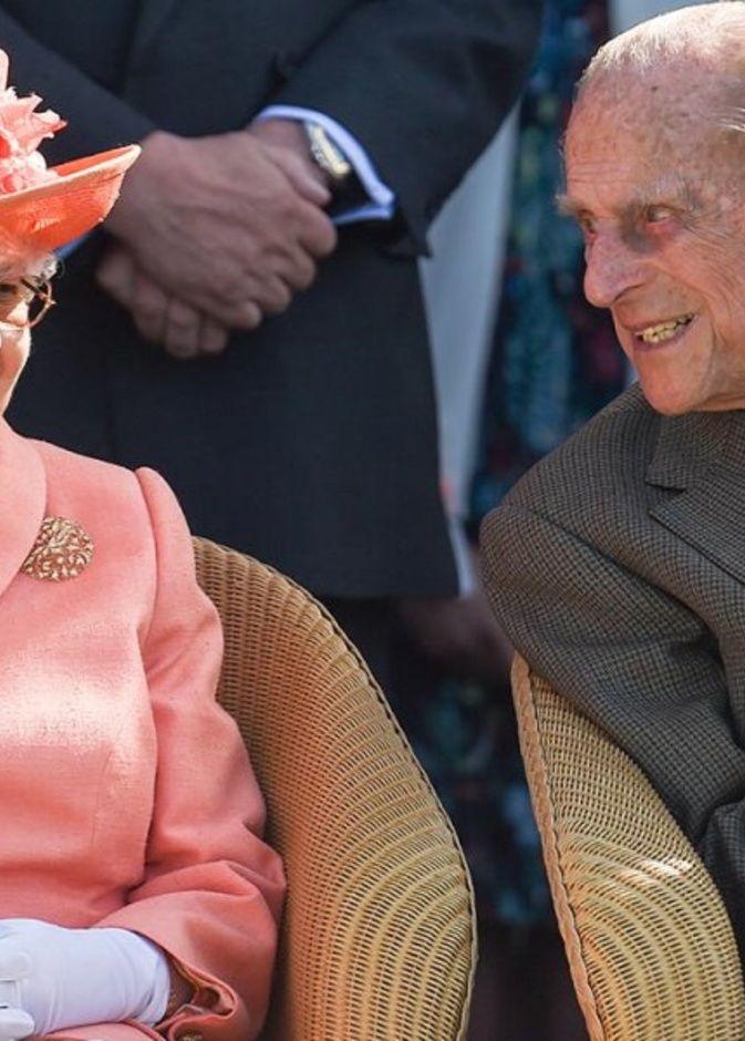 ملكة بريطانيا وزوجها يعودان معا إلى وندسور