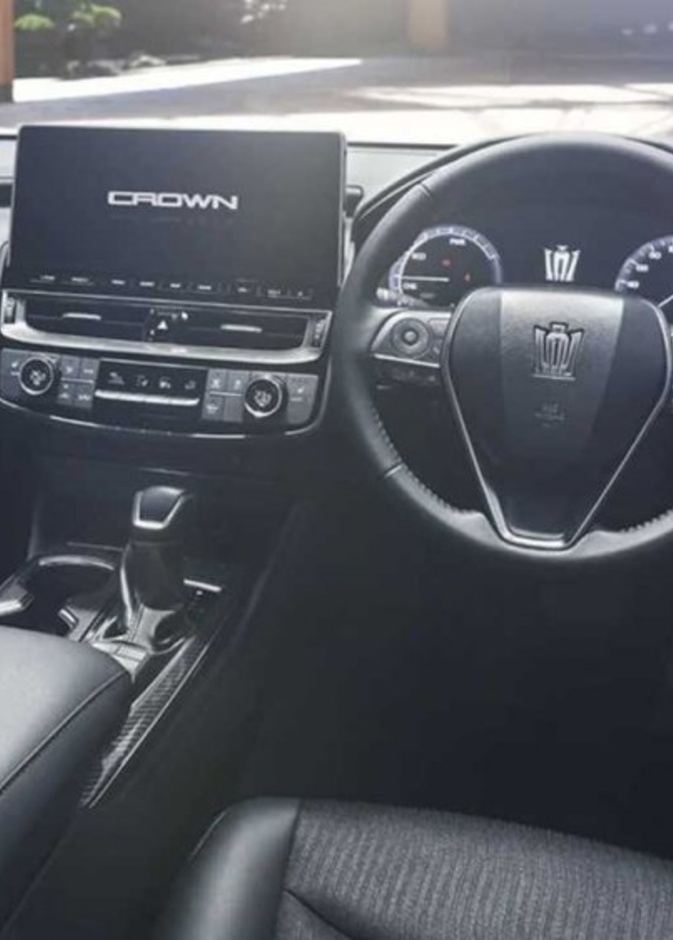 تويوتا ستطلق نسخ معدلة من سيارة Crown الفاخرة