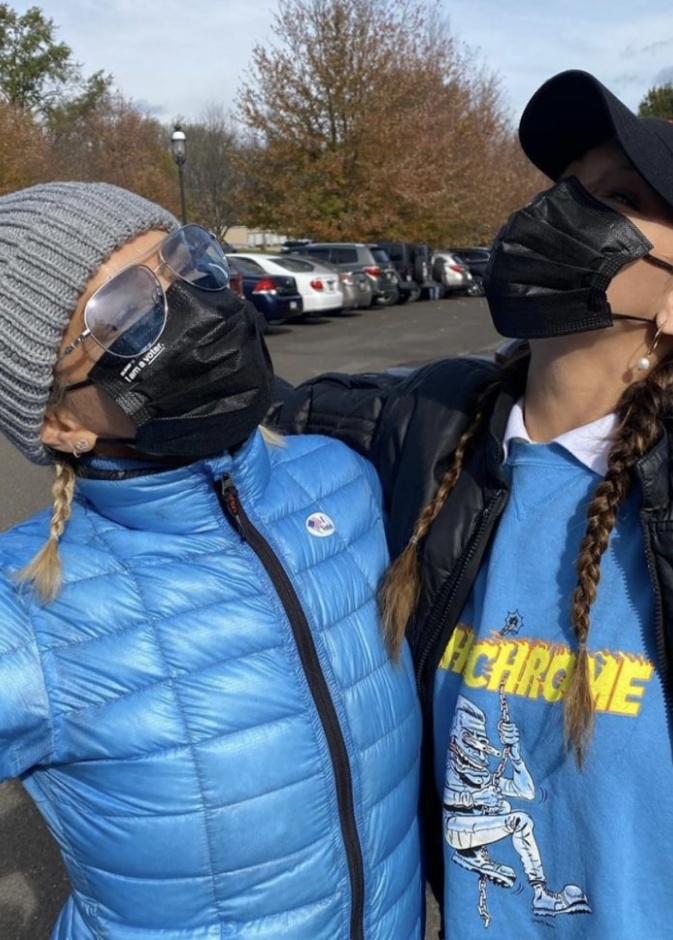 بيلا حديد تصطحب والدتها يولاندا لتصوت في الانتخابات الأمريكية لأول مرة