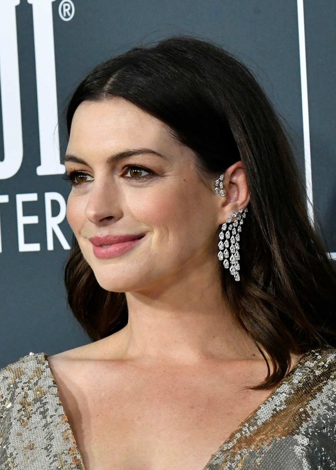 آن هاذاواي Anne Hathaway بمجوهرات ميسيكا