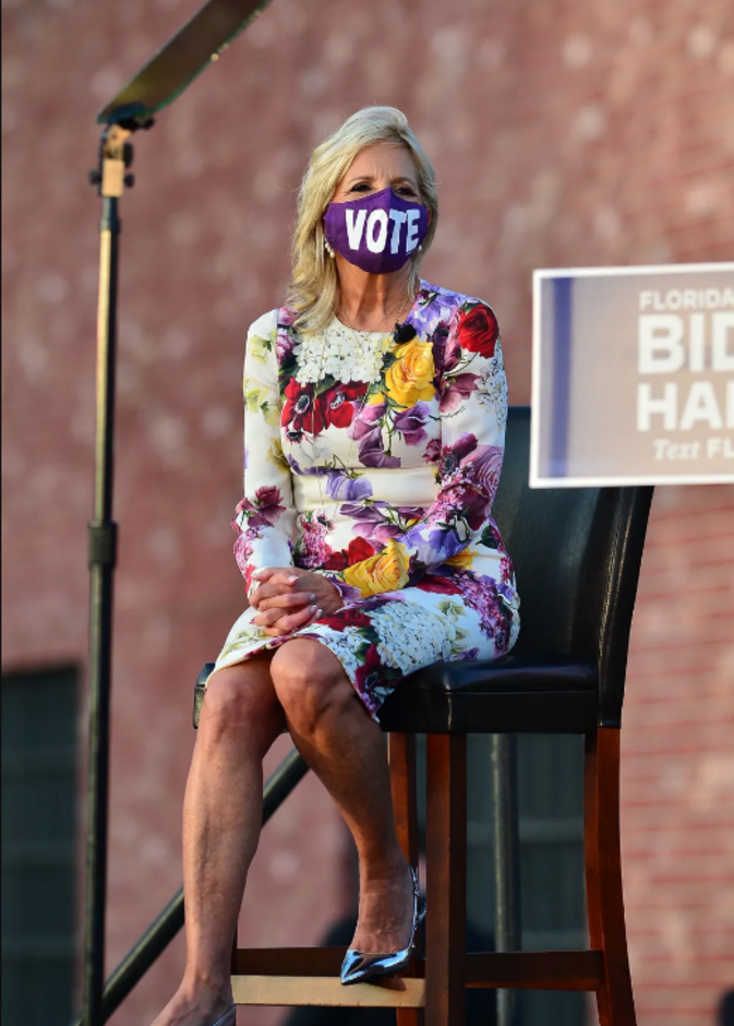 إطلالة بفستان بنقشة الورود الملونة