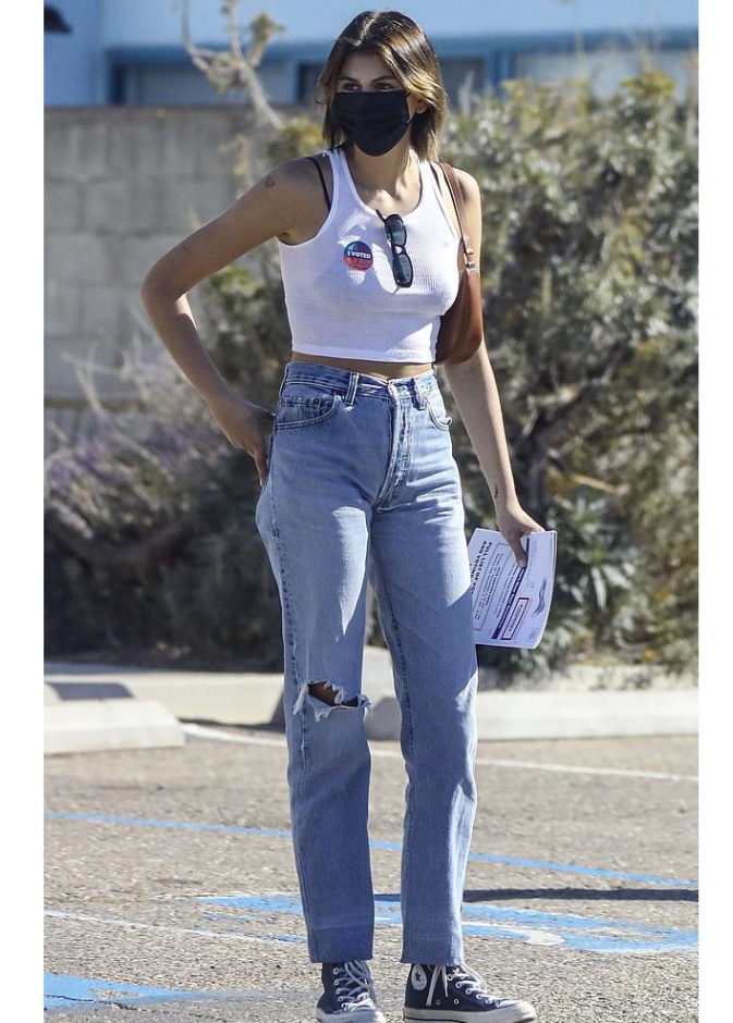 اطلالة كاجوال وشبابية للجميلة Kaia Gerber أثناء توجهها للتصويت