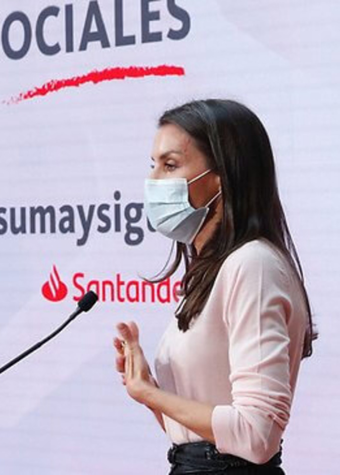 الملكة ليتيزيا بإطلالة من كارولينا هيريرا