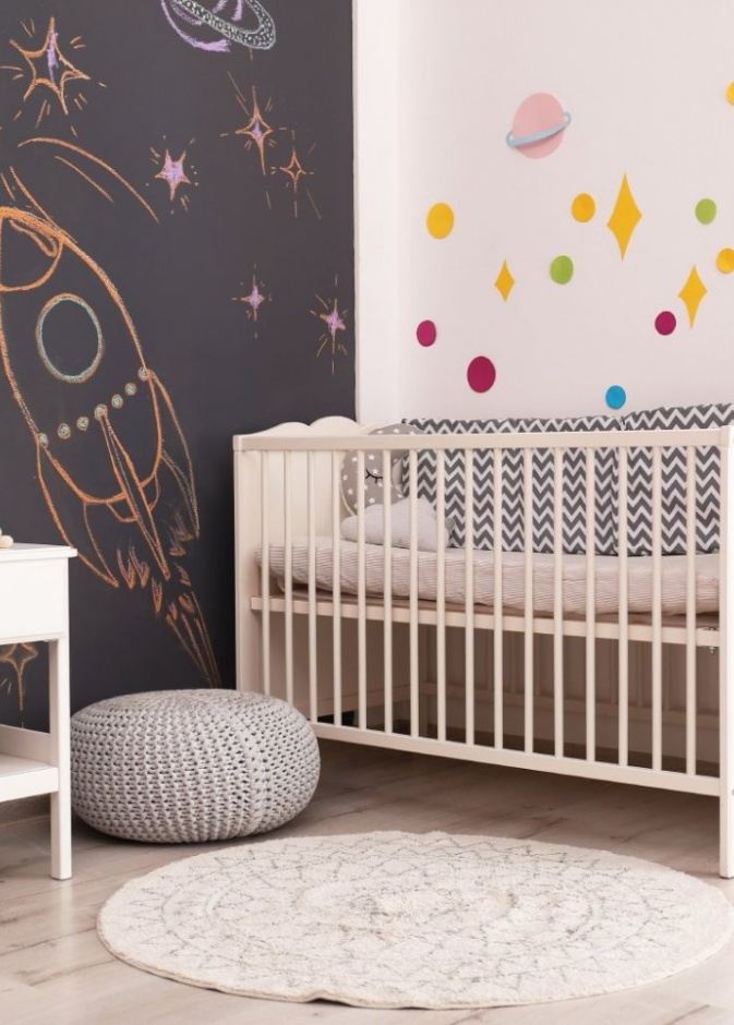  الألوان تضيف على ديكور غرفة الأطفال الرضع بلونها الأبيض لمسة من الحيوية