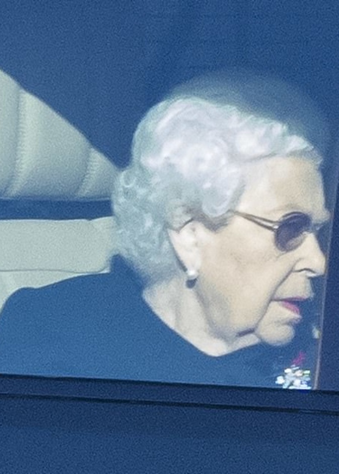 ملكة بريطانيا تظهر بملابس الحداد