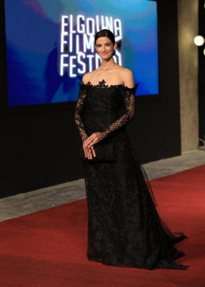 تارا عماد في فستان من الدانتيل باللون الأسود