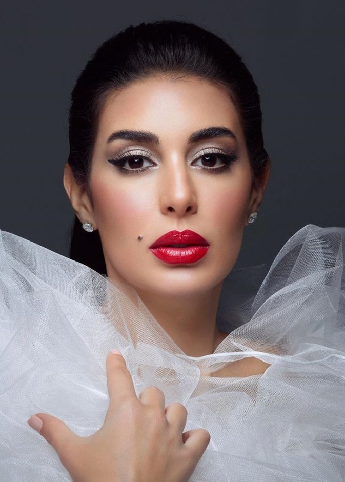 طريقة رسم الايلاينر العريض من وحي اطلالات ياسمين صبري الجمالية