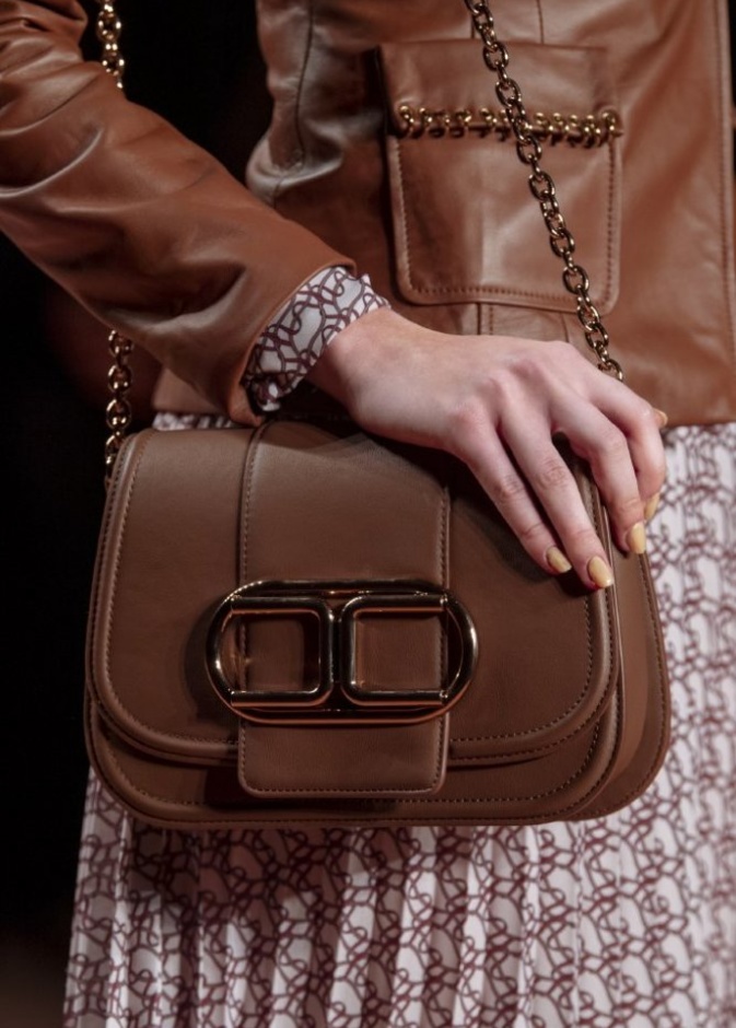 موضة اكسسوارات شتاء 2021 مع الحقائب البنية من Elisabetta Franchi