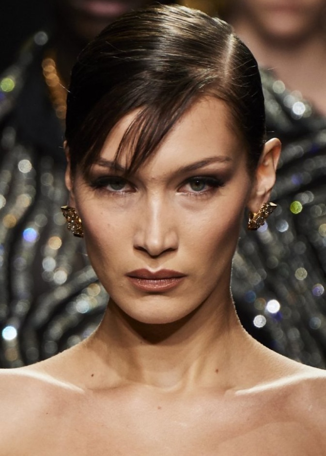  حيل بسيطة يمكن تطبيقها بالبلاشر البرونزي في شتاء 2021 من Versace