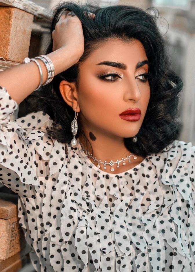 مكياج خليجي براق على طريقة بثينة الرئيسي
