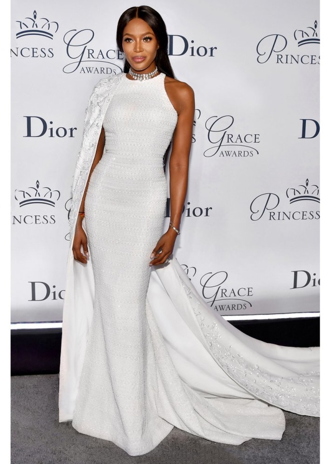 اطلالات جريئة بالفستان الابيض مستوحاة من ناعومي بتوقيع كامبلRalph & Russo