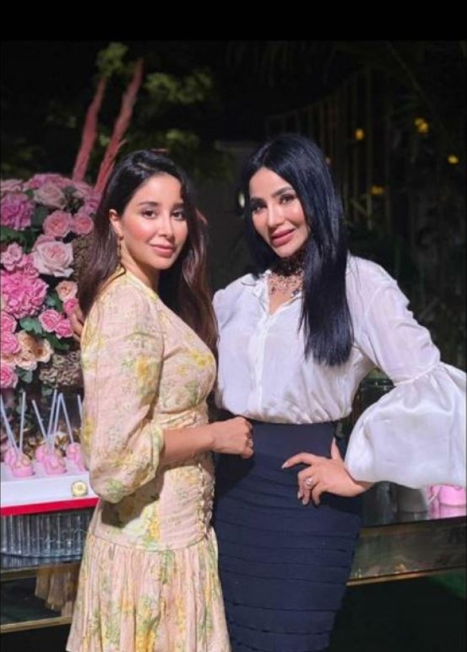  أسيل عمران بدت ساحرة بالفستان القصير بنقشة الورود