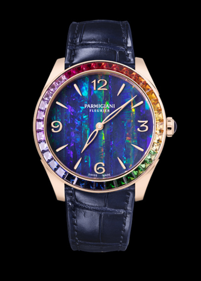 ساعات توندا تزين معصم المرأة الأنيقة