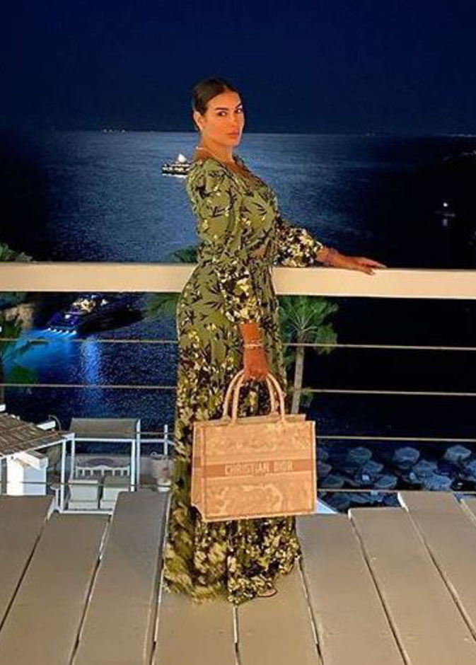 رافقتها بالعطلة الصيفية حقيبة Dior tote bag