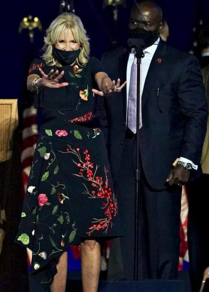 إختارت جيل بايدن في أول إطلالة كسيدة الولايات المتحدة الأولى فستاناً من Oscar de la Renta