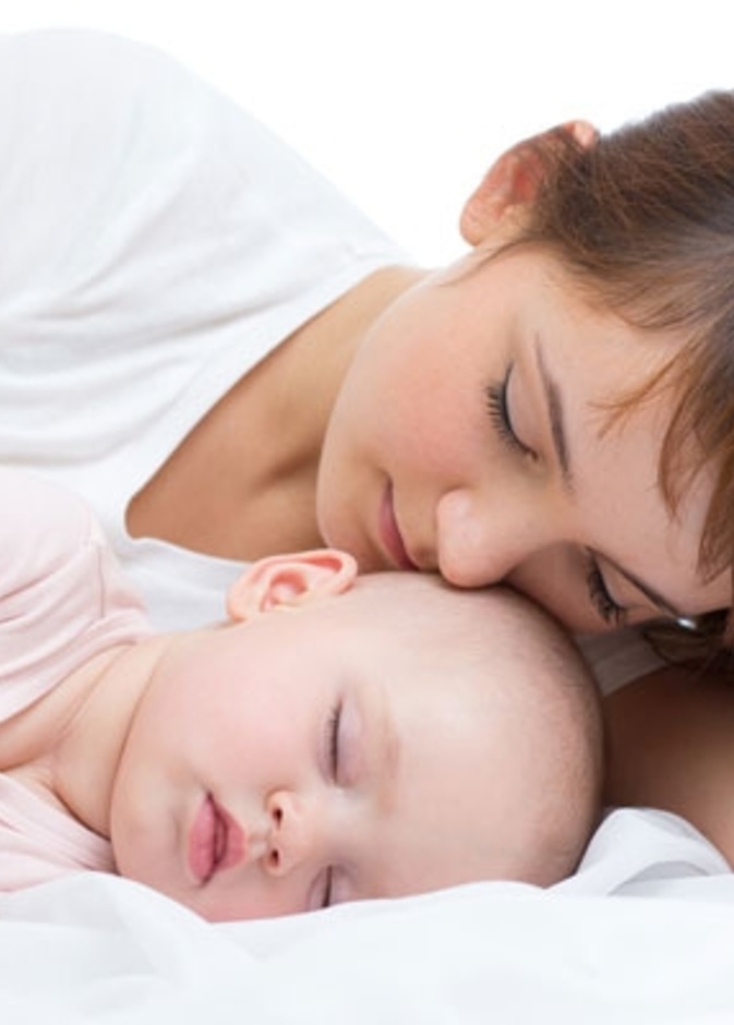 فوائد نوم الطفل الرضيع بجانب امه بعد الولادة