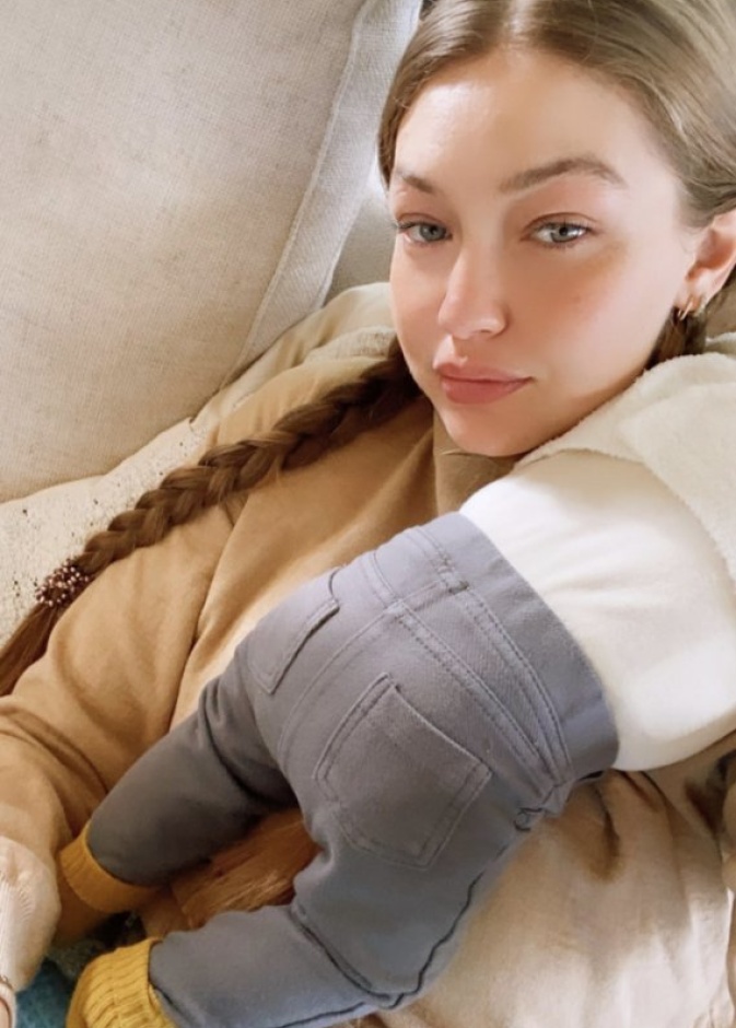 جيجي حديد تنشر صورة لطيفة جداً برفقة طفلتها الرضيعة