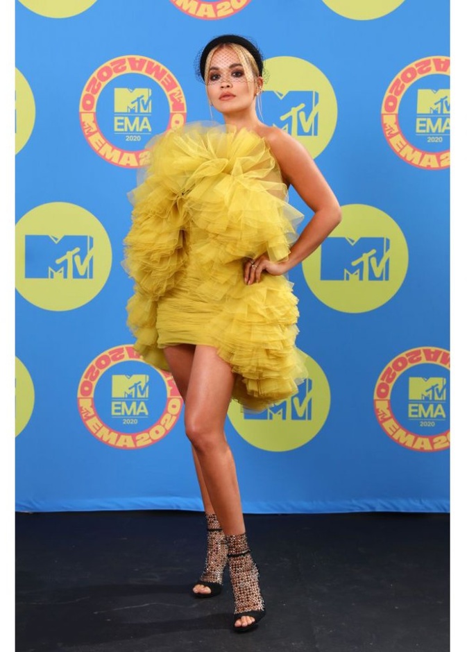 ريتا أورا بدت ساحرة بفستان قصير مصمم من طبقات الكشكش