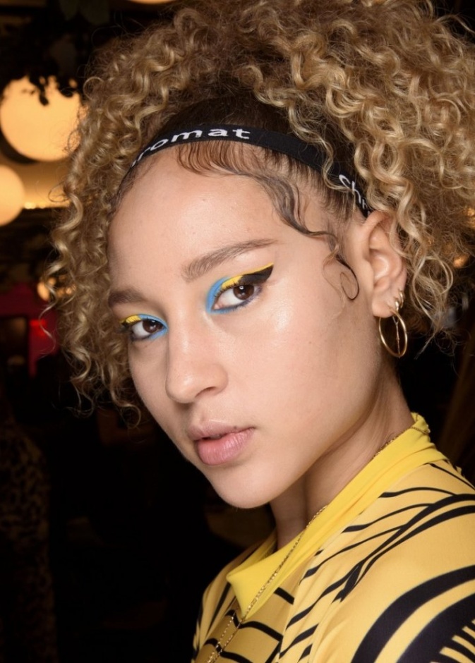 احدث رسمات مكياج عيون ملونة وغير مألوفة لشتاء 2021