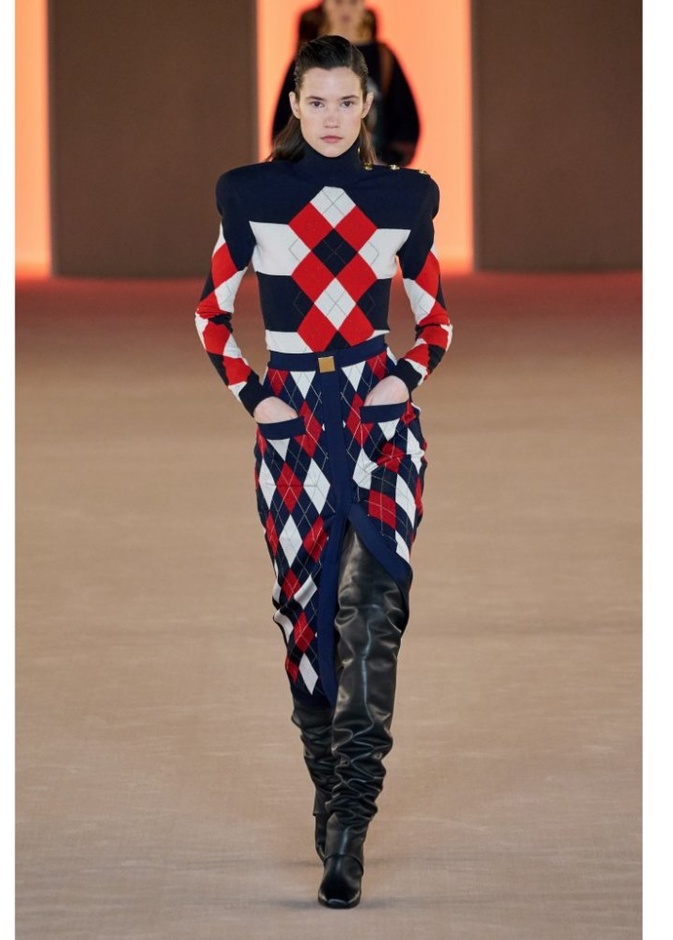 اطلالة كارو من Balmain 