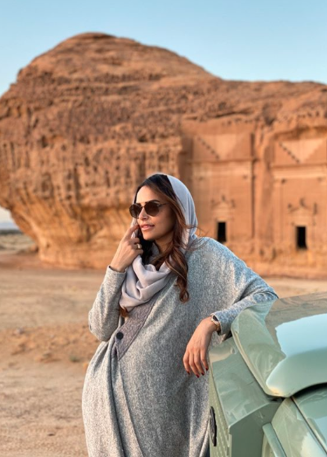  أسلوب عملي ومريح بتصميم العباية الشبابية والمريحة باللون الرمادي الكلاسيكي