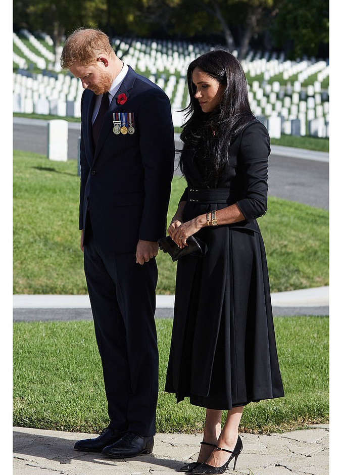 اطلالة ميغان ماركل بمعطف أسود طويل بأسلوب الفستان من توقيع دار Brandon Maxwell