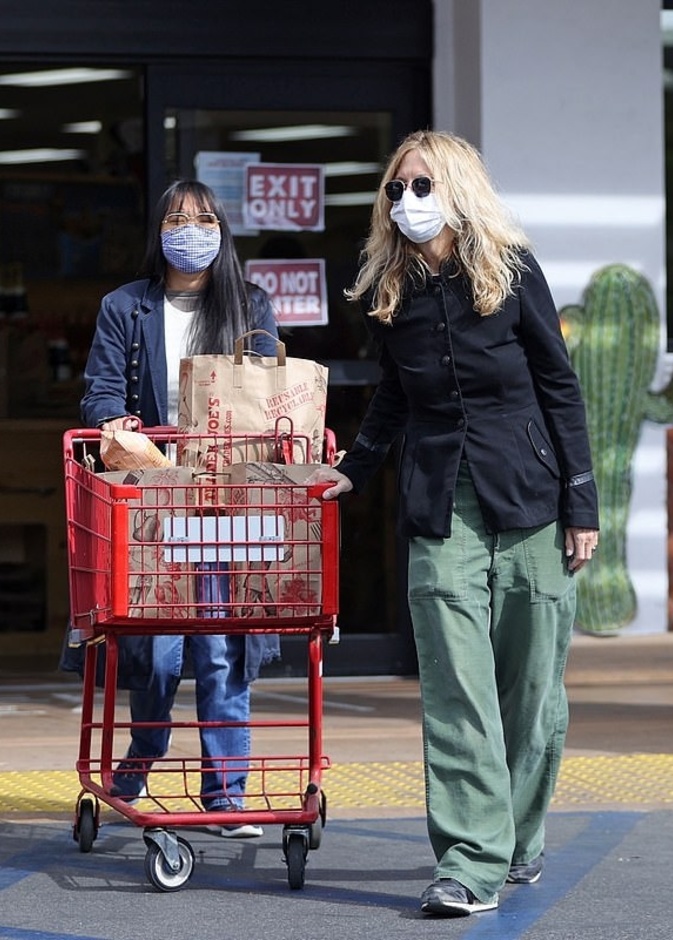 ميج رايان بجولة تسوق ممتعة مع ابنتها في لوس أنجلوس