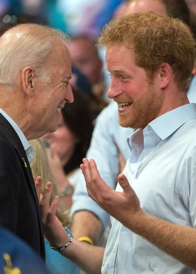 كيف بدأت علاقة الصداقة بين الأمير هاري وجو بايدن وزوجته؟