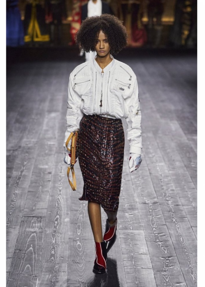  طرق تنسيق التنانير المزينة بالترتر لساعات النهار من دار Louis Vuitton