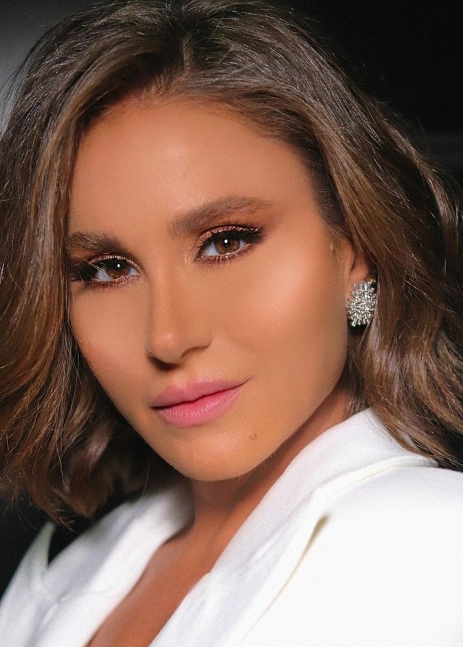 اطلالات نجمات مسلسل الهيبة مع المكياج البرونزي بأسلوب ديما قندلفت
