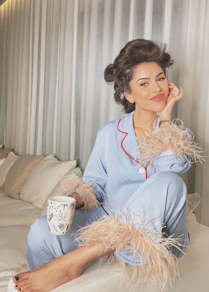 اطلالة جذابة بازياء جلد انيقة