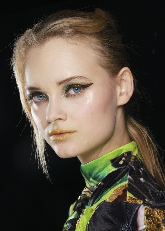 الآيلاينر الأسود مع الآيشادو الملون لإطلالة أنثوية جريئة