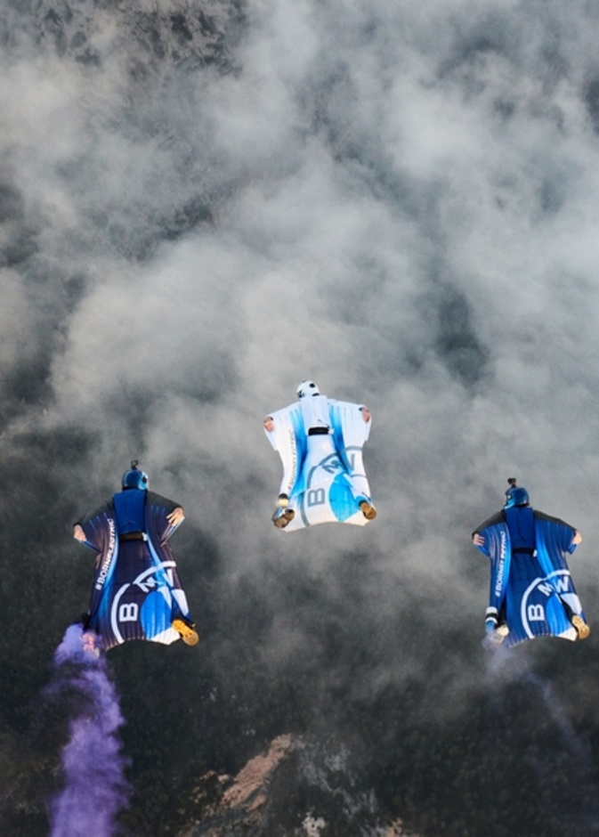 بدعم من BMW i أول رحلة بالبدلة المجنحة الكهربائية