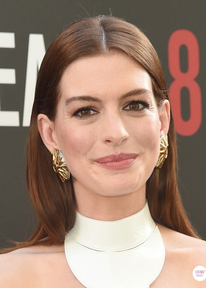 آن هاثاواي بأقراط من كارتييه Cartier