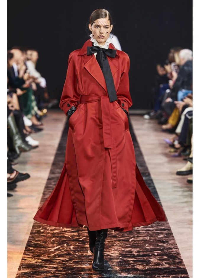  موديلات المعاطف الحمراء الواسعة والحيوية من دار Elie Saab