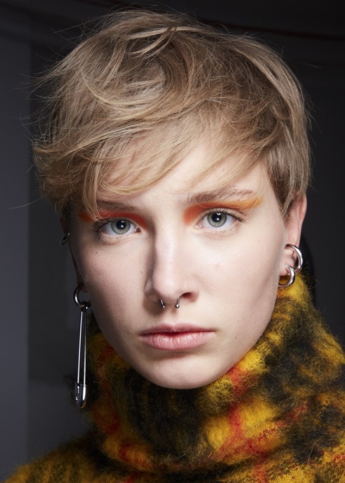 احدث صيحات مكياج جريئة 2021 تناسب صاحبات الشعر الأشقر