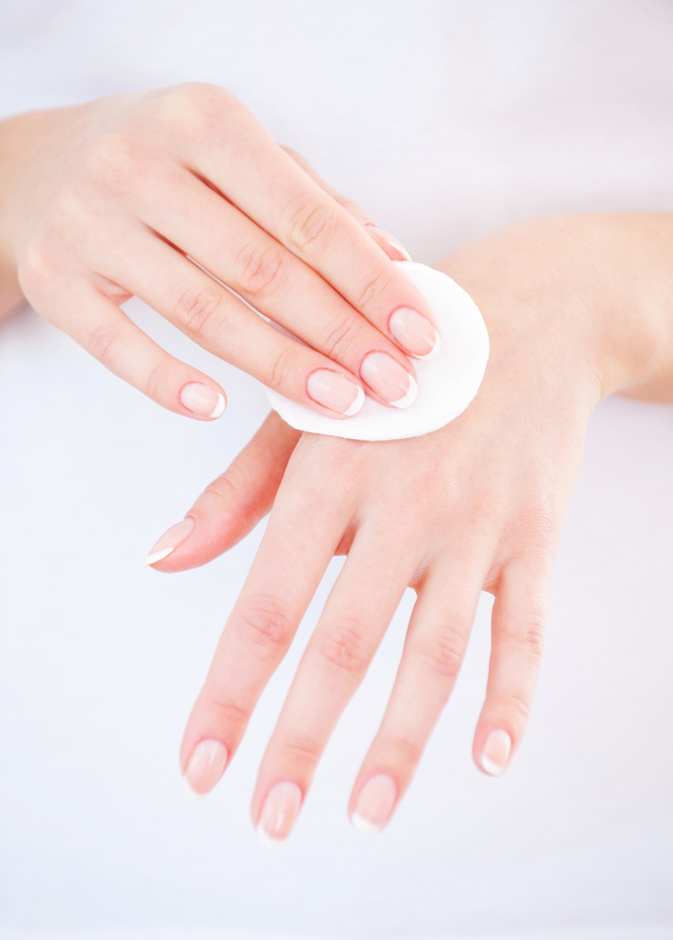 طريقة ازالة طلاء الاظافر باستخدام معجون الاسنان وبيكربونات الصوديوم