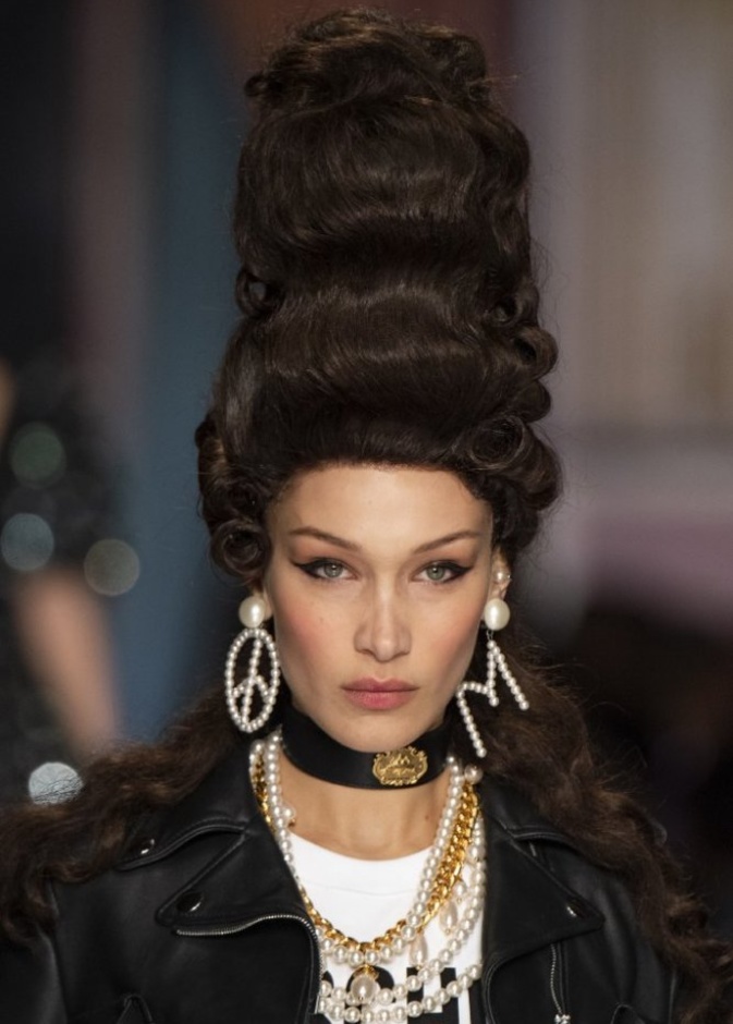  اكسسوارات اقراط اللؤلؤ الهندسية من دار Moschino