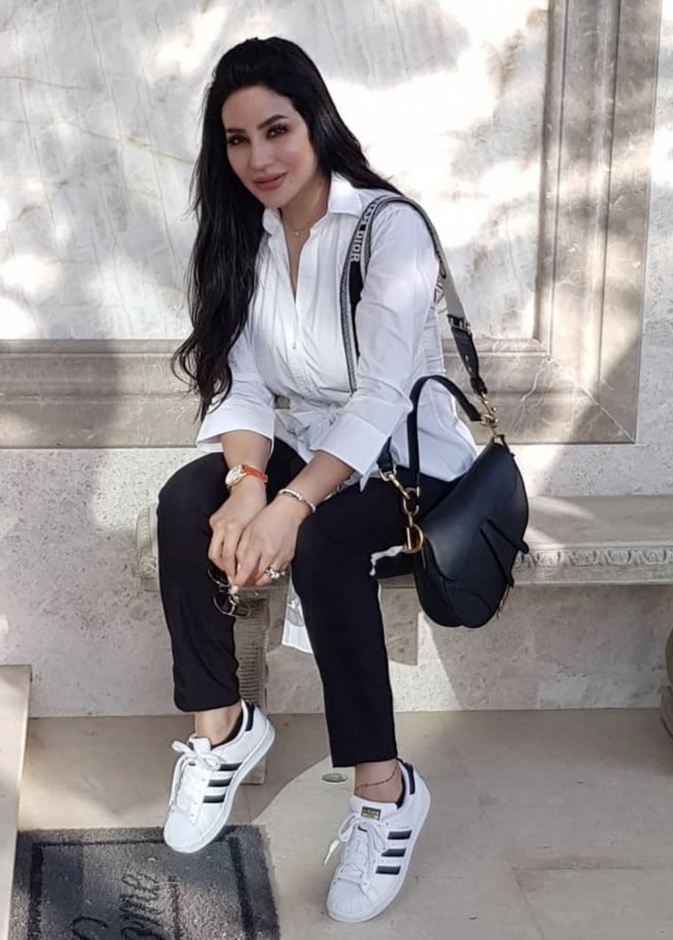 اعتمدت لجين عمران القميص الأبيض بأسلوب شبابي